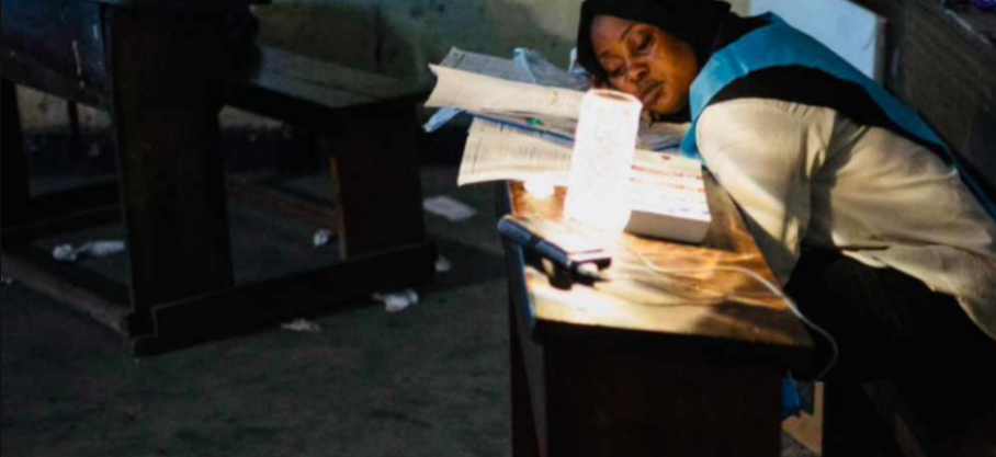 Nord-Kivu: A Goma, une femme agent de la CENI passe nuit au centre de vote, car il a fallu veiller tard suite aux multiples dysfonctionnements pour le lancement et ouvertures des bureaux de vote